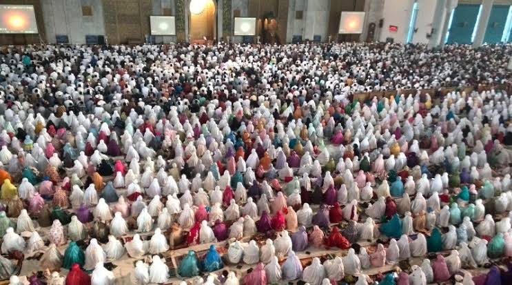 Pelaksanaan Salat Gerhana di Masjid Al Akbar Surabaya, beberapa waktu lalu. (Foto: Istimewa)