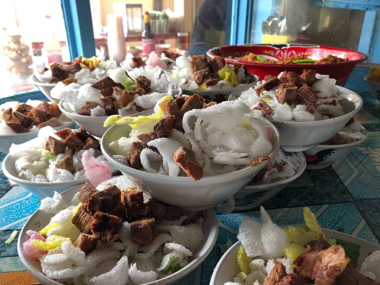 Menu soto yang siap dinikmati dari Soto Sutri di Sokaraja, Banyumas. (Foto: arif afandi/ngopibareng.id). 
