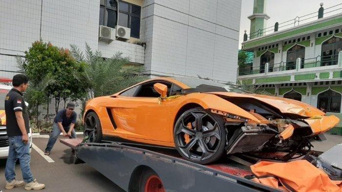 Lamborghini orange milik Abdul Malik setelah terlibat kecelakaan. (Foto: Istimewa)