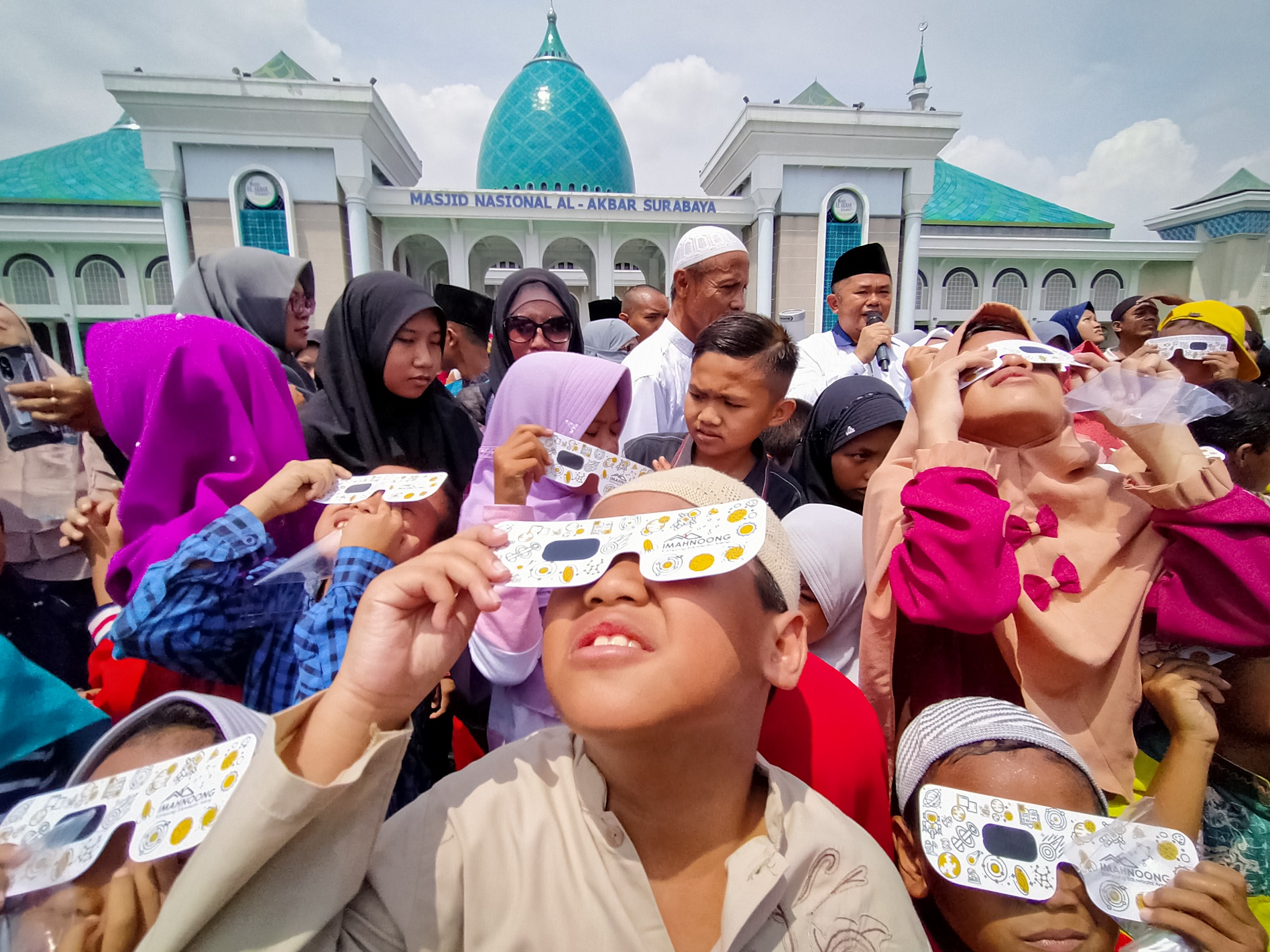 Anak-anak antusias menyaksikan GMC di Masjid Agung Al-Akbar, Surabaya, Kamis 26 Desember 2019. (Foto: Fariz/ngopibareng.id) 