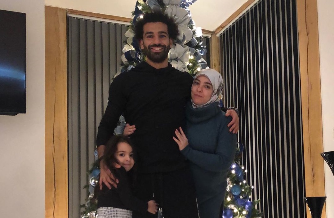 Mohamed Salah dan keluarga berpose di depan pohon Natal. (Foto: Instagram/@mosalah)