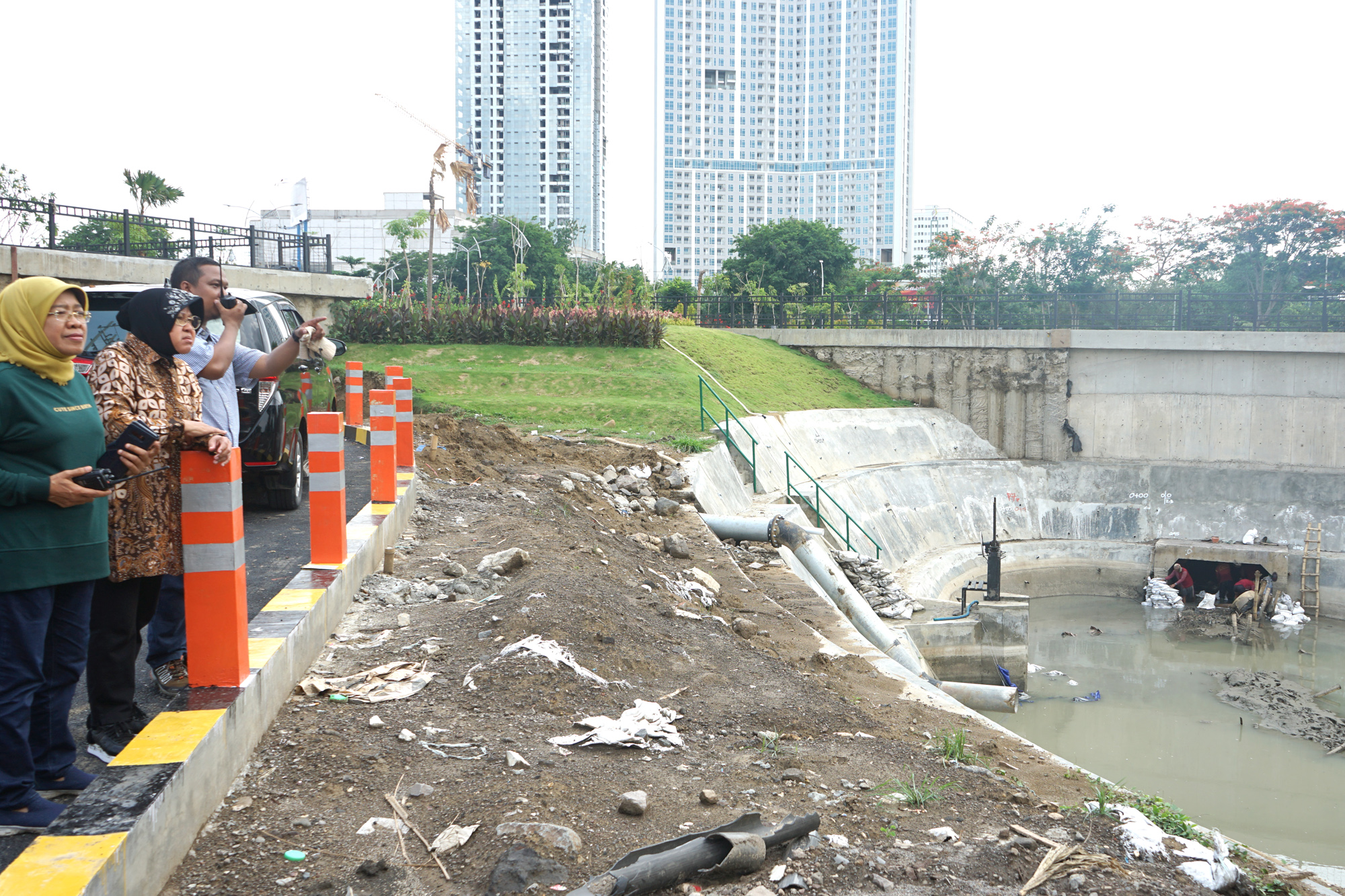 Wali Kota Surabaya Tri Rismaharini saat melakukan sidak di Bozem underpass Mayjend SUngkono. (Foto: Alief/ngopibareg.id)