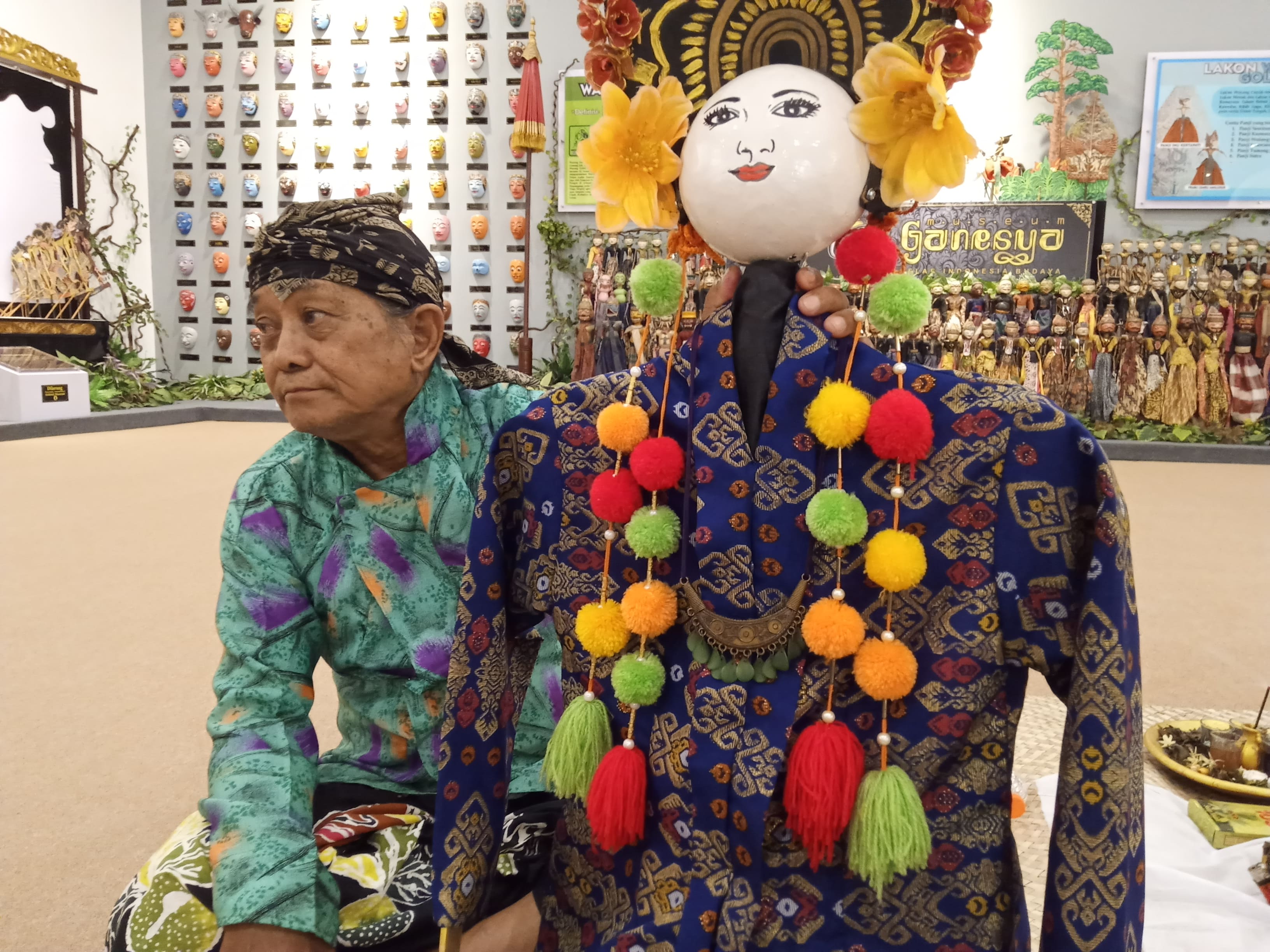 Budayawan Yongki Irawan dengan bonek jelangkung di dalam Museum Ganesya, Malang. (Foto: Theo/ngopibareng.id)