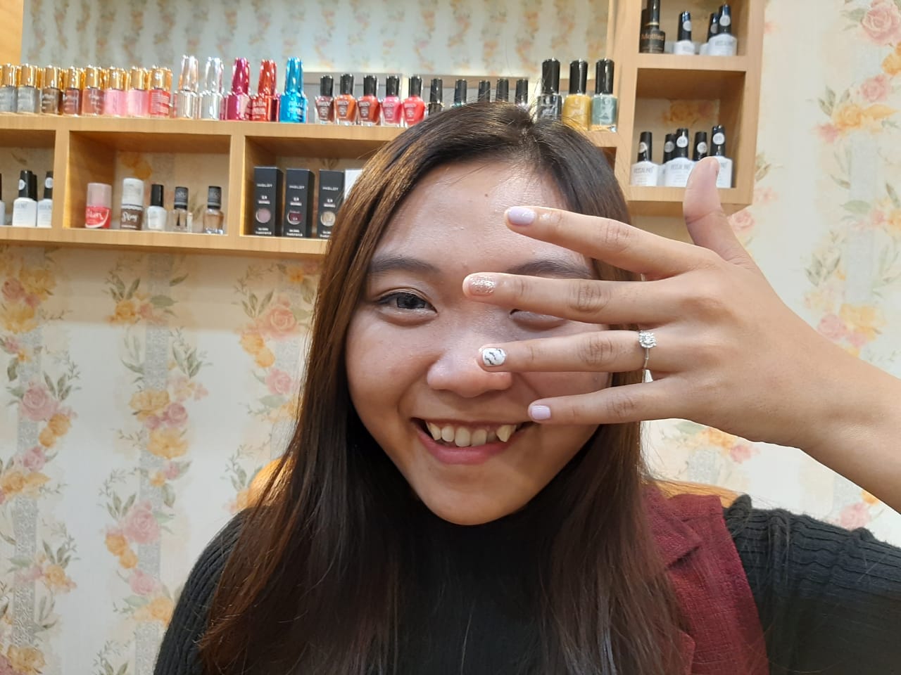 Pengaplikasian nail art pastel marbel di tangan model. (Foto: Pita/ngopibareng.id)