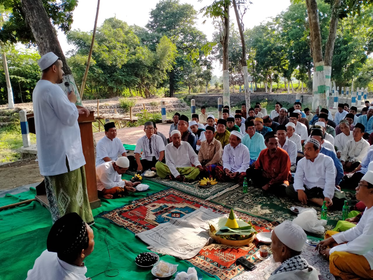 Wali Kota Probolinggo, Hadi Zainal Abidin memberikan sambutan, usai salat Istisqa di dekat mata air Sumberan, Kota Probolinggo. (Foto: Ikhsan/ngopibareng.id)