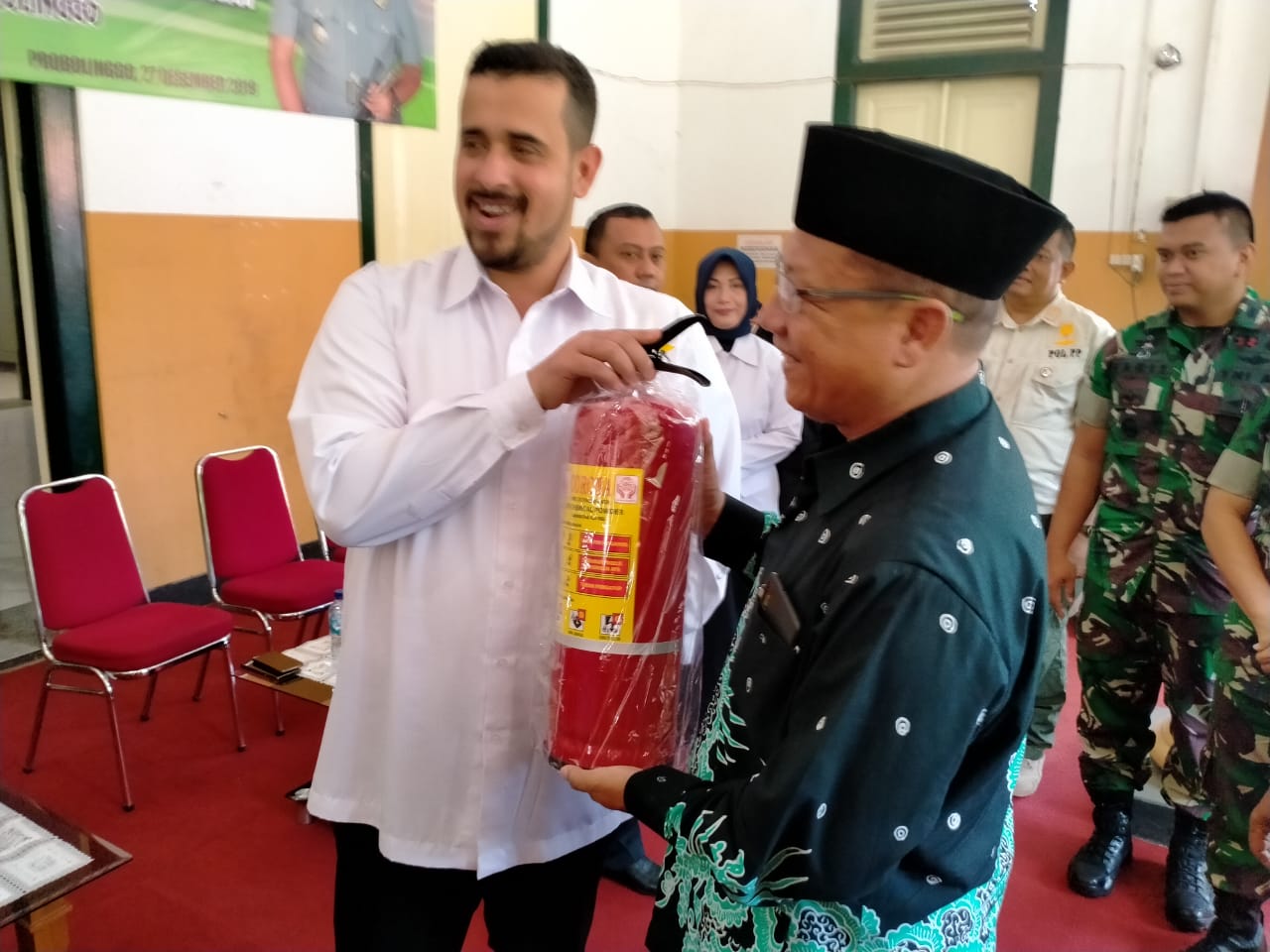 Wali kota Hadi Zainal Abidin menyerahkan Apar kepada pengurus MUI Kota Probolinggo, HM. Dawam Ichsan. (Foto: Ikhsan/ngopibareng.id)