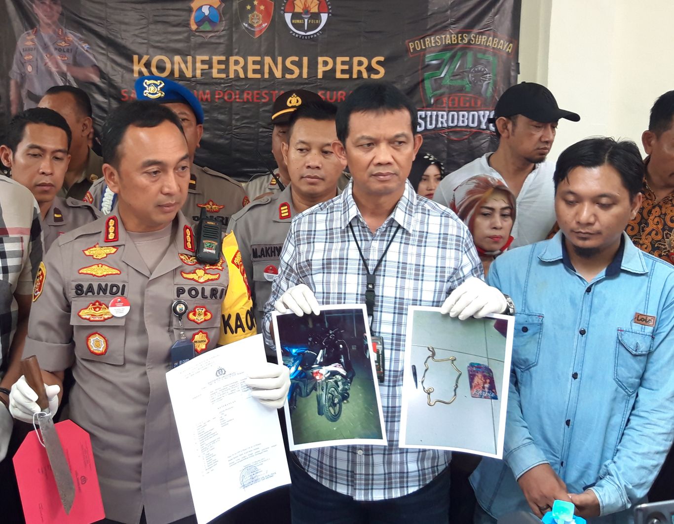 Kapolrestabes Surabaya saat menggelar rilis pembunuhan Lakarsantri di Kamar Jenazah RSUD Dr Soetomo, Jumat 27 Desember pagi. (Foto: Haris/ngopibareng.id)