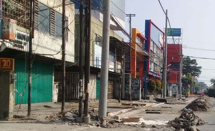 Proyek pembangunan pedestrian di Jl.Kedungdoro, Surabaya. (Foto:ElShinta)