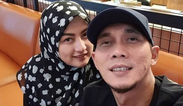 Mantan kiper Tim Nasional Sepak Bola Indonesia, Markus Horison dan istri. (Foto: Instagram)