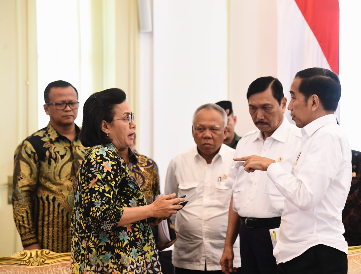 Presiden Joko Widodo (Jokowi) membahas RUU Omnibus Law di Istana Bogor, Jumat 27 Desember 2019. (Foto: Setpres)