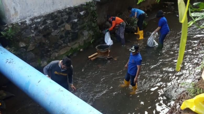 Wali Kota Malang, Sutiaji saat membersihkan sungai di Jalan Panggung, Oro-oro dowo, Kota Malang, Jumat 27 Desember 2019. (Foto: Theo/ngopibareng.id) 