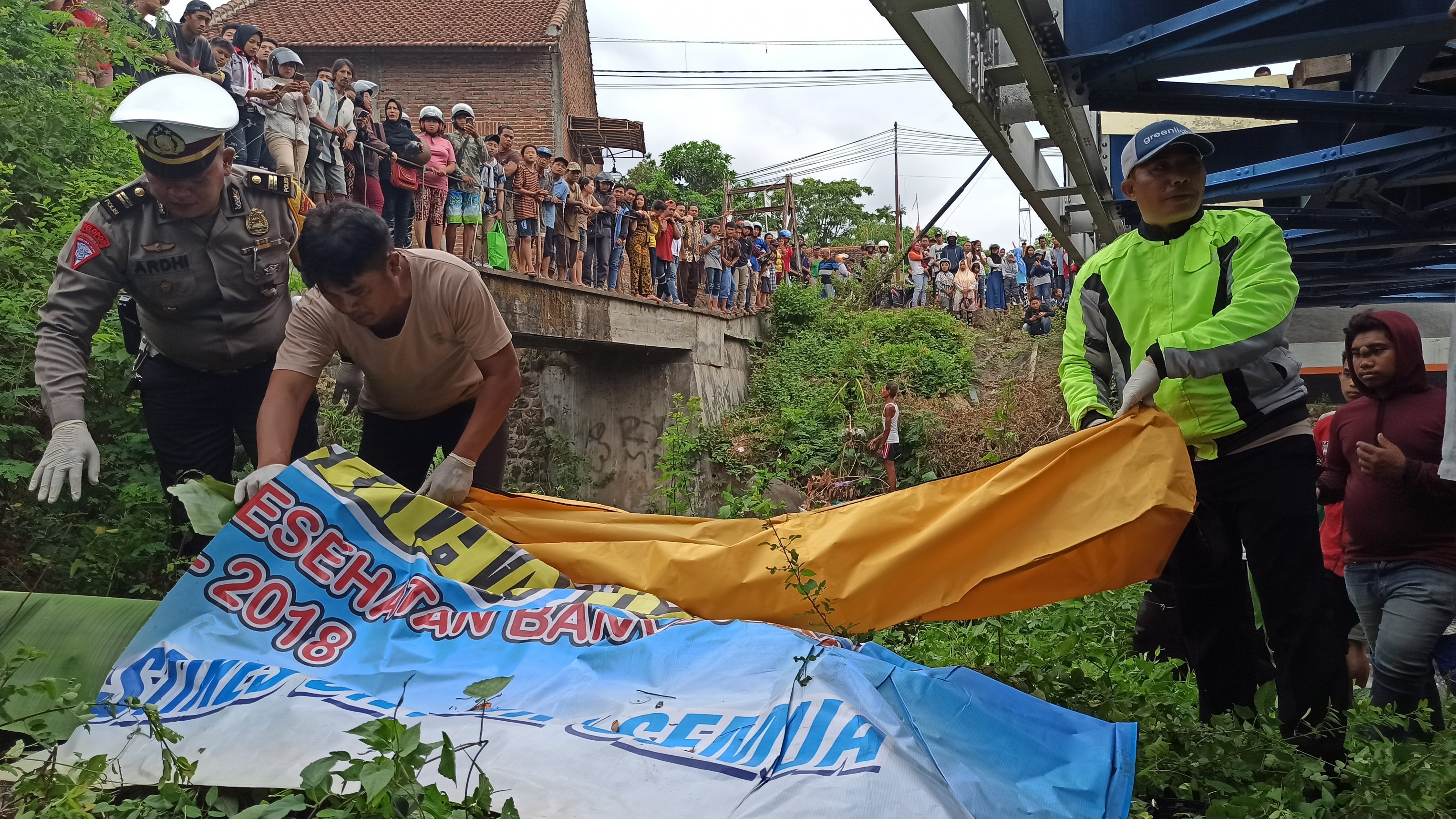 Aparat Kepolisian mengevakuasi jenazah korban (foto : Hujaini/ngopibareng.id)
