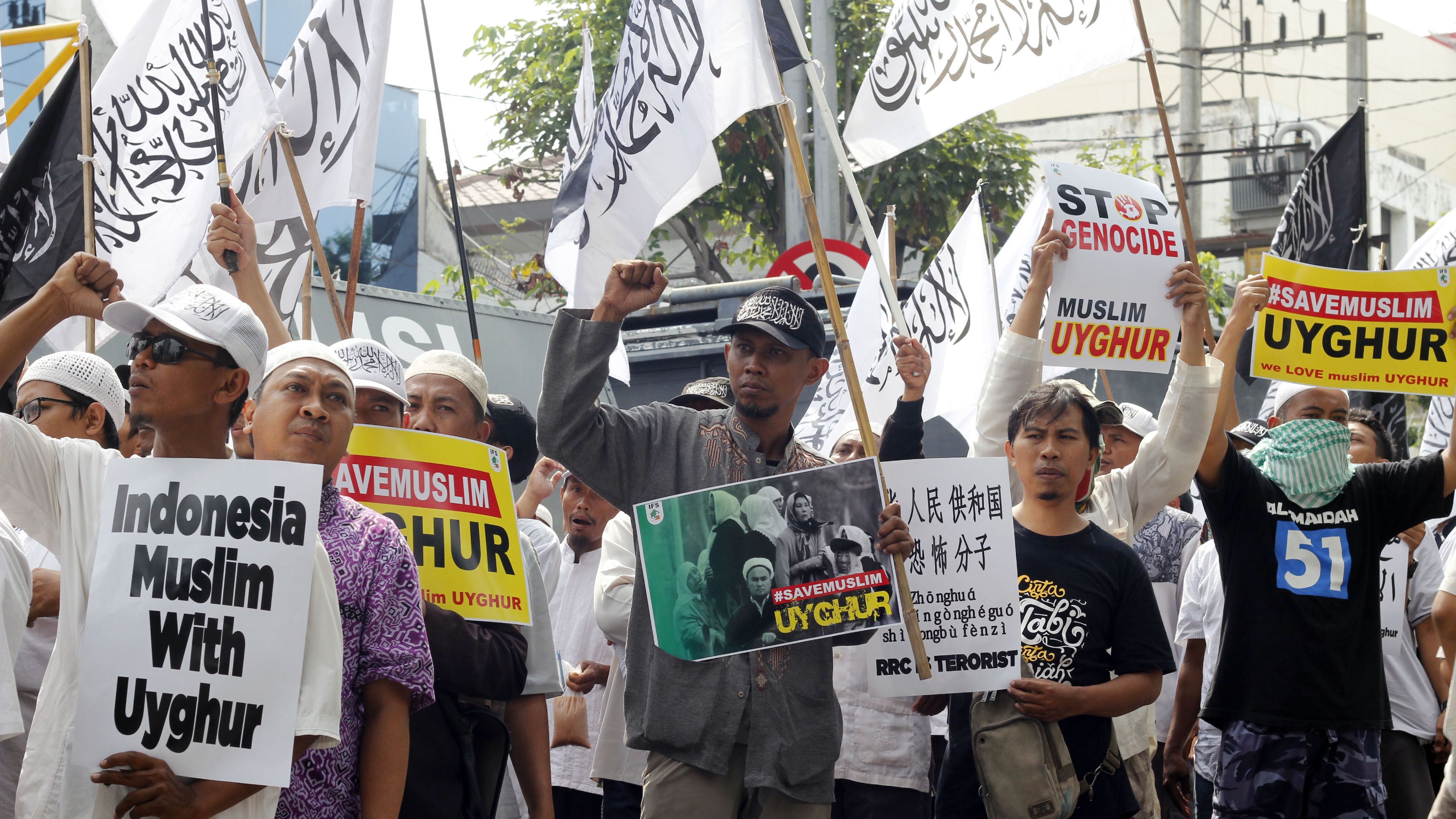Massa melakukan aksi menuntut pemerintah RRC menghentikan segala bentuk intimidasi kepada kaum muslim Uighur di Kantor Konjen Cina, Jalan Mayjen Sungkono, Surabaya, Jumat 27 Desember 2019. (Foto: Fariz/ngopibareng.id)
