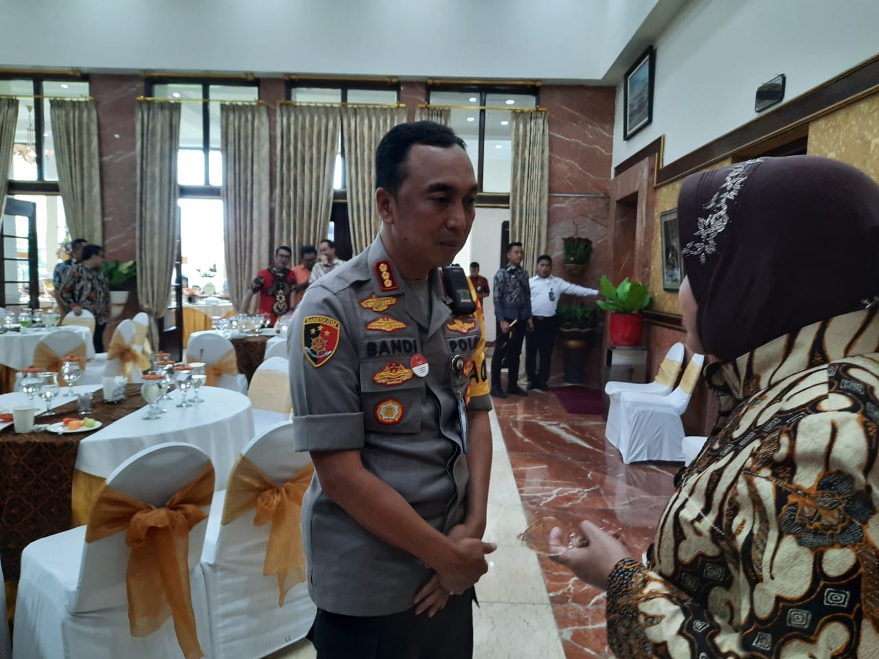 Kapolrestabes Surabaya Kombes Pol Sandi Nugroho saat berbincang dengan Wali Kota Surabaya Tri Rismaharini. (Foto: Alief/ngopibareng.id)