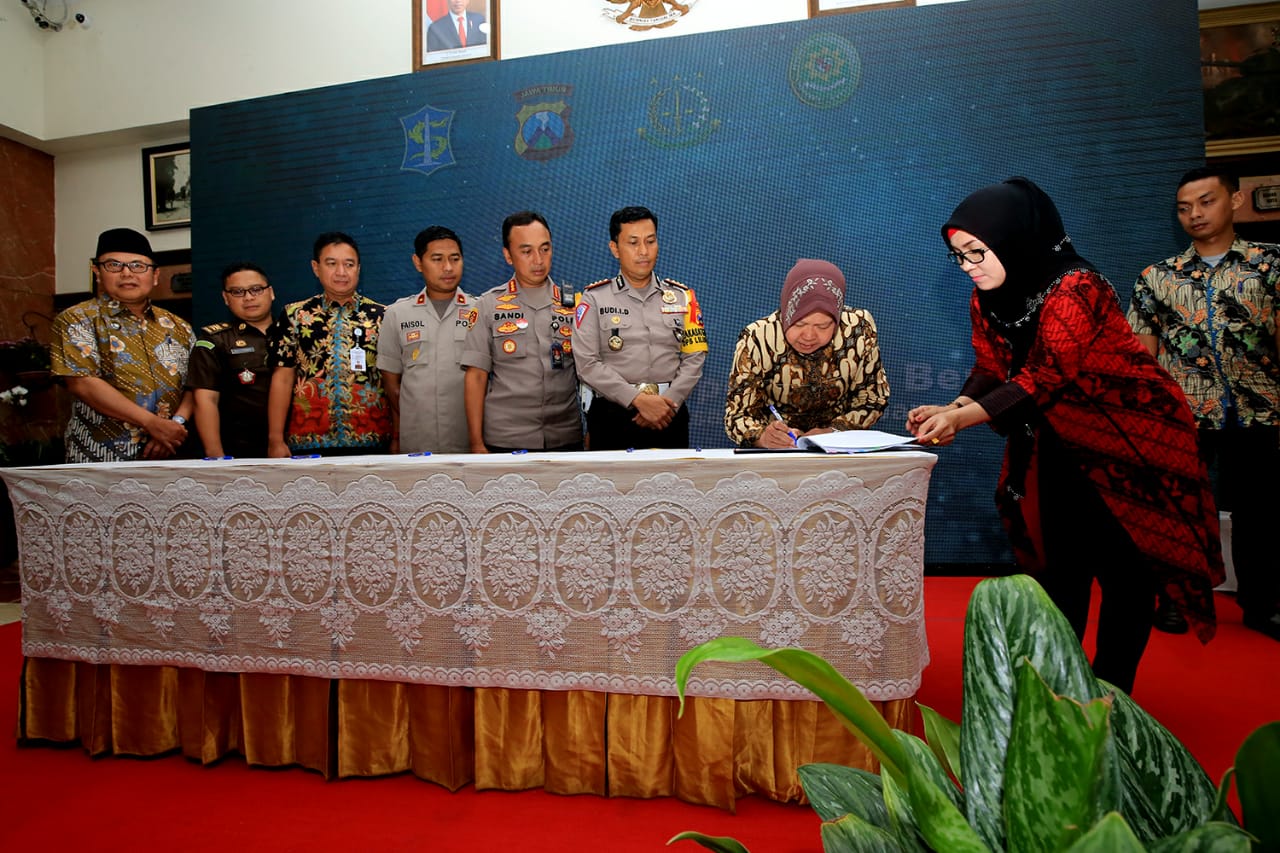 Penandatangan kerjasama penerapan E-tilang di Surabaya. (Foto: Alief/ngopibareng.id)