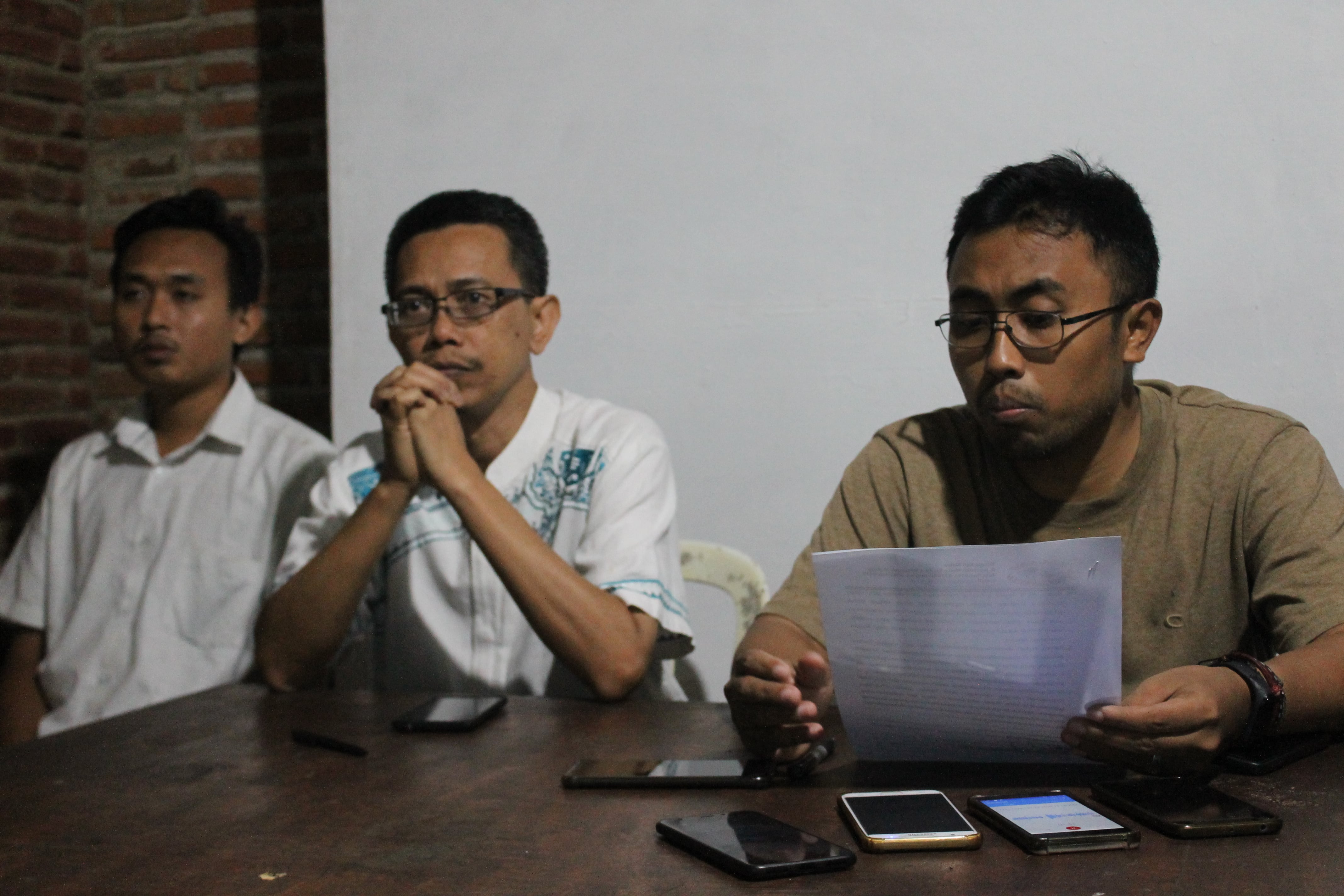 Ketua Dewan Pengawas MCW, Luthfi J Kurniawan dan Koordinator Badan Pekerja MCW, Fahrudin saat memberikan keterangan kepada media (Foto: Theo/ngopibareng.id)