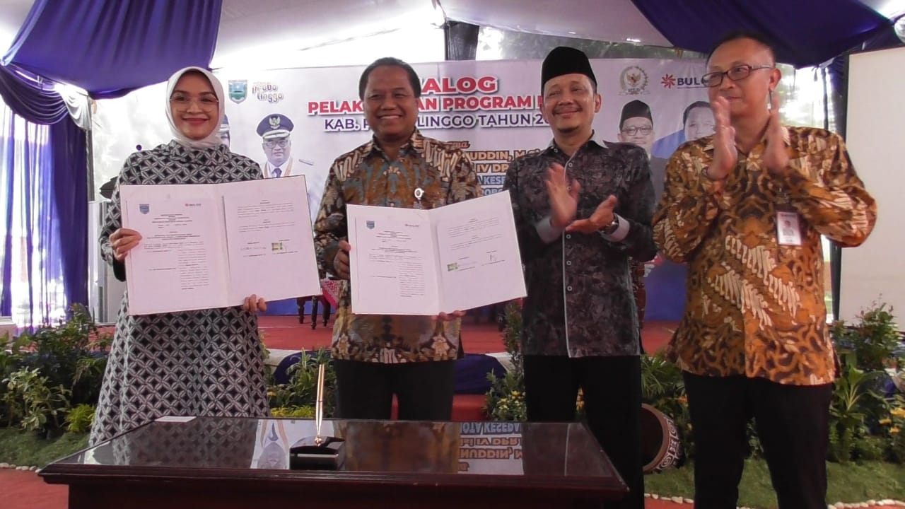 BUPATI Puput Tantriana Sari dan Direktur Operasional dan Pelayanan Publik Perum Bulog, Tri Wahyudi Saleh menandatangani MoU penyaluran beras kepada ASN. (foto: Pemkab Probolinggo/ngopibareng.id)
