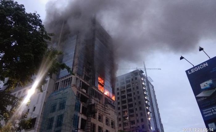 Hotel Tentrem di Jalan Gajah Mada Semarang yang sedang dibangun, Sabtu pagi terbakar. (Foto:AyoSemarang)