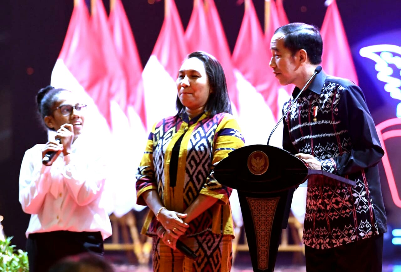 Presiden Jokowi saat berdialog dengan remaja asal NTT Verintina (paling kiri). Meskipun dibentak, Jokowi memberinya hadiah sepeda. (Foto: Setpres)