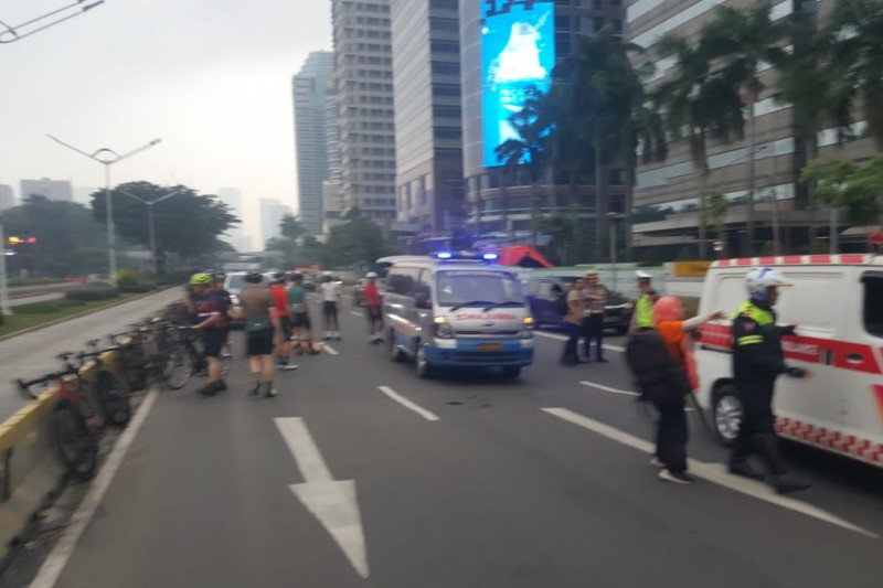 Petugas lalu lintas mendatangi tempat kejadian kecelakaan minibus dan tujuh pesepeda di Jalan Sudirman Jakarta Selatan, Sabtu, 28 Desember 2019. (Foto: Antara)