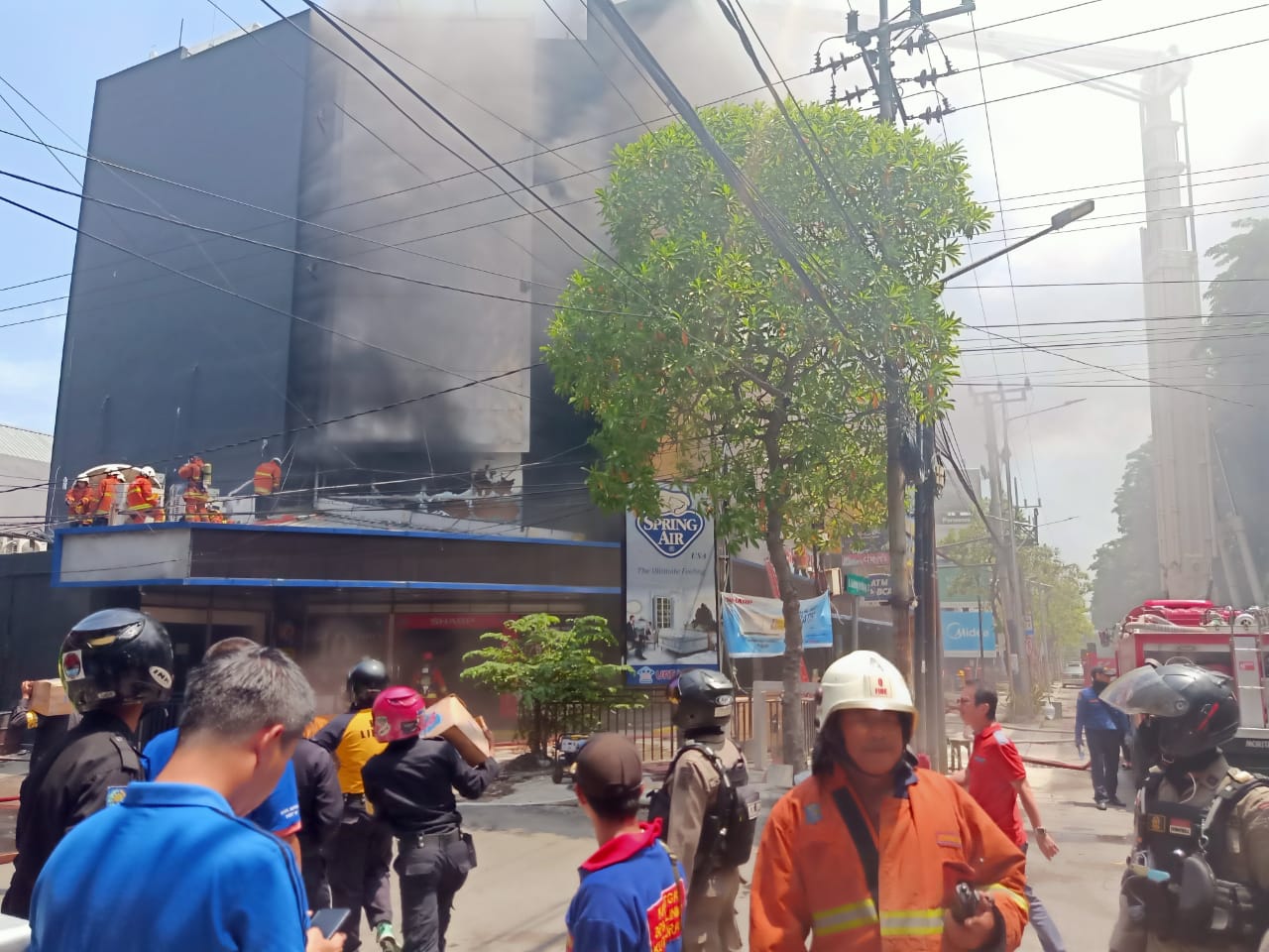 Toko elektronik UFO yang terbakar di Jalan Kertajaya Surabaya. (Foto: Istimewa)