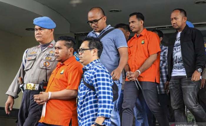 Dua tersangka kasus Novel Baswedan (berbaju oranye) dibawa petugas Bareskrim, keduanya anggota Polri aktif dengan insial RM dan RB, Sabtu. (Foto:Antara)