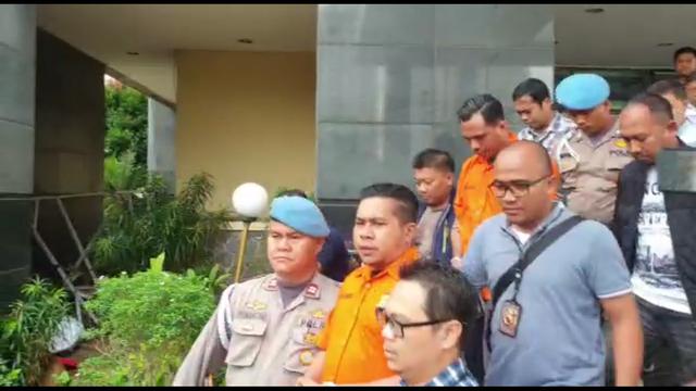 Pelaku penyiraman air keras terhadap penyidik KPK Novel Baswedan, RB (depan) dan RM (belakang) mengenakan baju tahanan warna oranye. (Foto: YouTube)