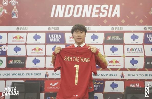 Pelatih Timnas Indonesia Shin Tae-yong pamer jersey nomor punggung 1. (Foto: Instagram @officialpssi)