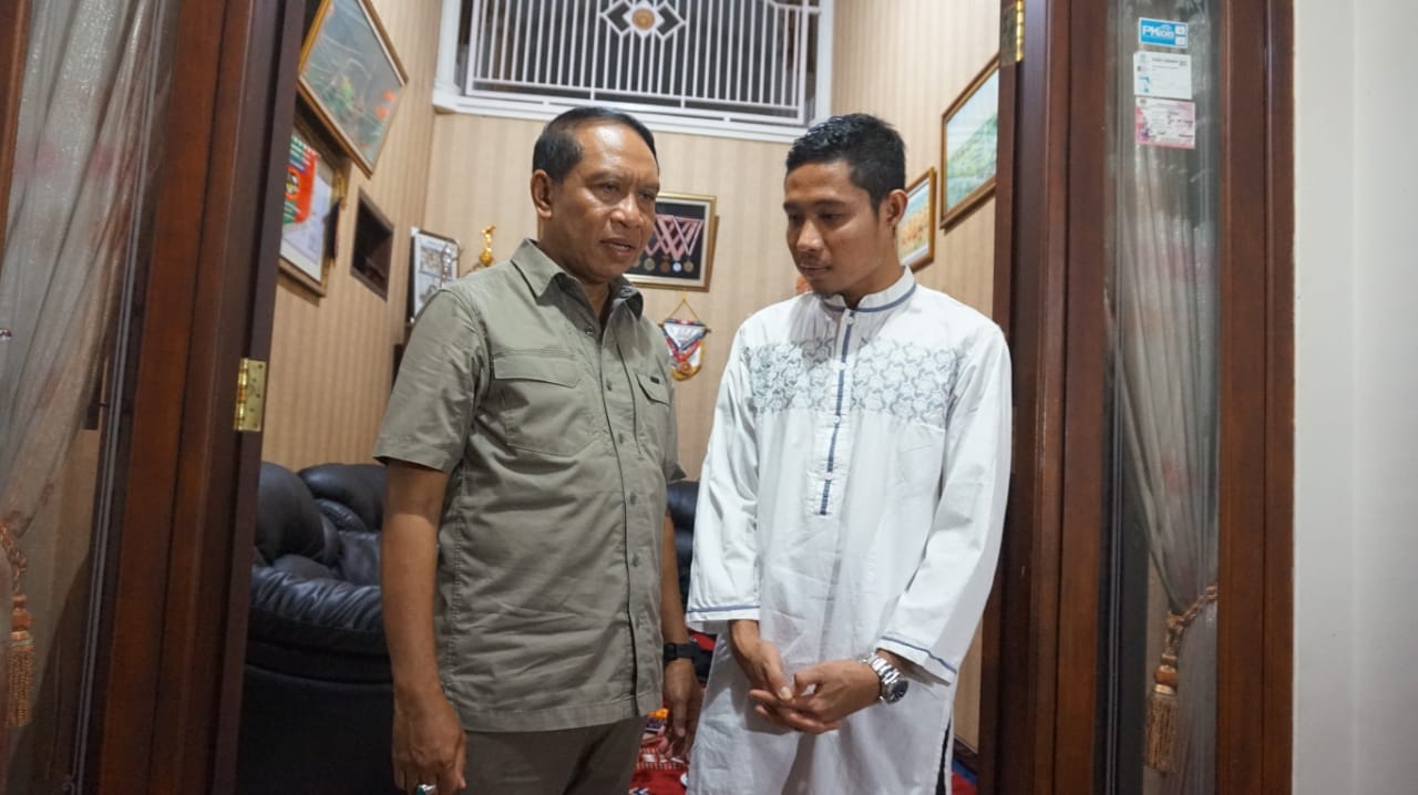 Menteri Pemuda dan Olahraga (Menpora) Zainudin Amali menjenguk Evan Dimas. (Foto: Haris/ngopibareng.id)