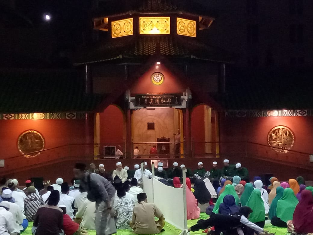 KH Marzuki Mustamar ketika menyampaikan Tausiyah di Masjid Cheng Ho Surabaya. (Foto: Istimewa)