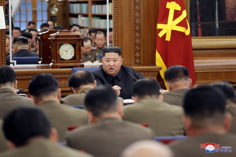 Pemimpin Korea Utara Kim Jong Un mengemukakan pendapat pada Pertemuan Ketiga Komisi Militer Pusat Ketujuh (CMC) yang diperluas dari Partai Buruh Korea (WPK) dalam foto tanpa tanggal yang dirilis Minggu, 22 Desember 2019. (Foto: Antara)