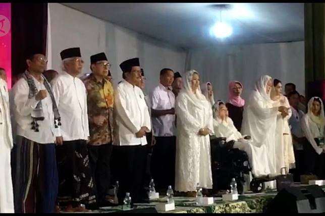 Menteri Koordinator Politik, Hukum, dan Keamanan Mohammad Mahfud MD bersama para tokoh saat menghadiri Haul ke-10 Gus Dur di Ciganjur Jakarta. (Foto: Istimewa)