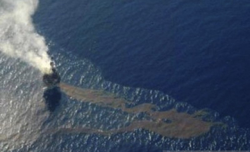 Dokumentasi pencemaran laut pasca anjungan minyak Montara di Blok Atlas Barat Laut Timor meledak pada 21 Agustus 2009. (Foto: Antara)