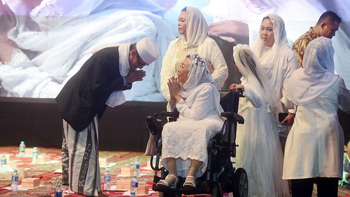 KH Husein Muhammad ketika menjumpai Ny Sinta Nuriyah dan putri-putrinya di Ciganjur, Jakarta. (Foto; Istimewa)