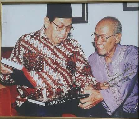 Gus Dur ketika menerima hadiah buku dari Pramoedya Ananta Toer di Jakarta. (Foto: dok/ngopibareng.id)