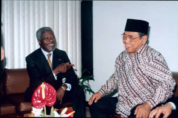 Presiden Gus Dur bersama Sekretaris Jenderal PBB Khofi Anan. (Foto: dok/ngopibareng.id) 