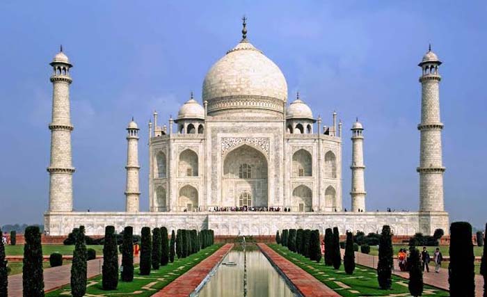 Bangunan paling mengundang turis di India, Taj Mahal, di Agra, kini sedang dihindari para turis. (Foto:Britannica)