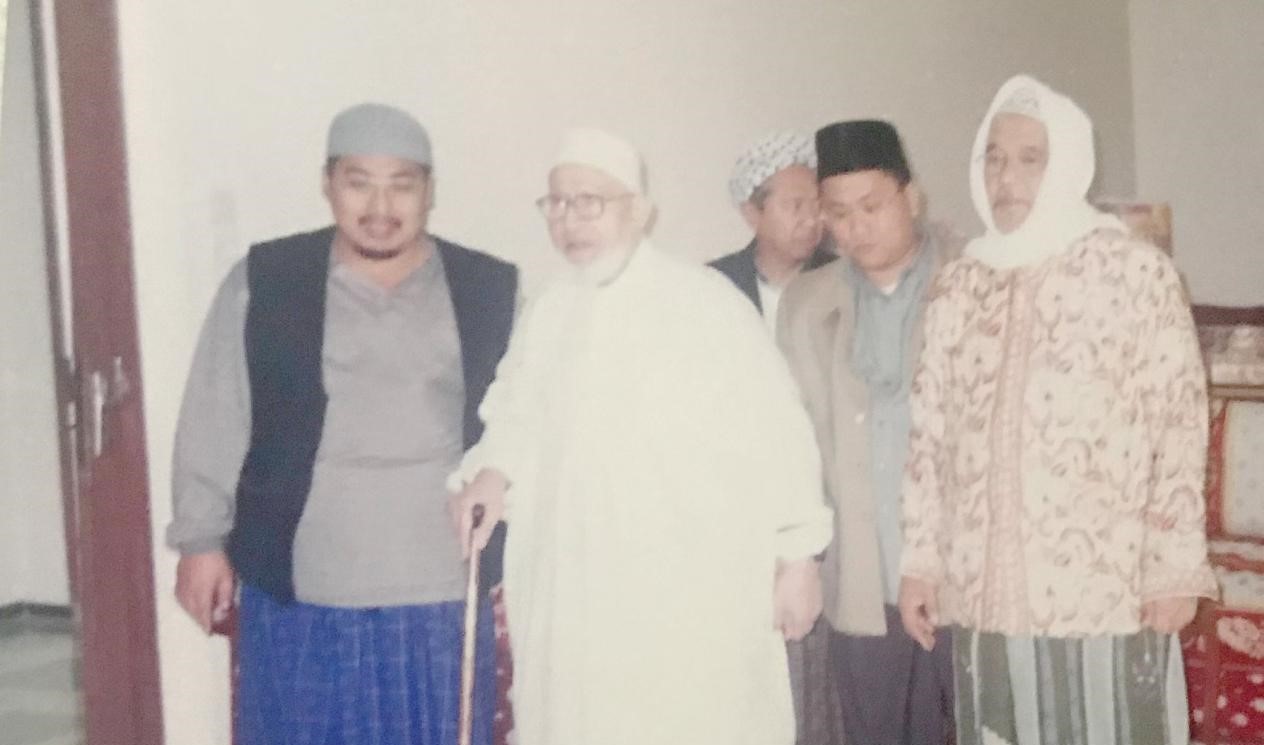 (dari kiri) Gus Fahrur Rozi, Sayyid Idris, KH Mas Soebadar (paling belakang), dan KH Idris Marzuki Lirboyo (kanan). (Foto: Istimewa)