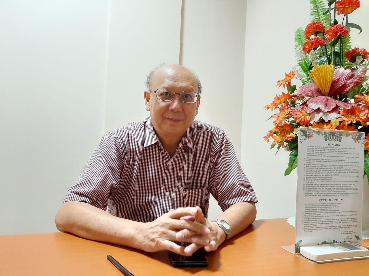 dr. Frederik H.Moniaga,SpS spesialis syaraf saat ditemui di ruangannya RS Adi Husada Undaan Wetan. (Foto: Pita/ngopibareng.id)