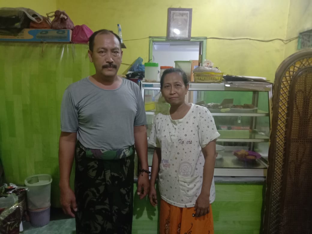Elly Syamsuri bersama suami yang merasakan betul manfaat Jargas PGN untuk usaha warungnya. (Foto: Faiq/ngopibareng.id)