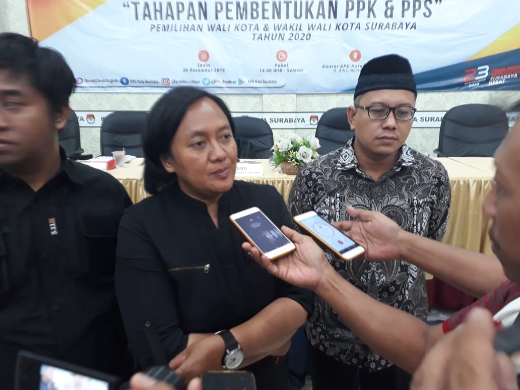 Rochani selaku Divisi SDM dan Litbang KPU Jawa Timur dalam sosialisasi tahapan pembentukan PPK dan PPS di Kantor KPU Surabaya, Senin 30 Desember 2019 sore. (Foto: Faiq/ngopibareng.id)