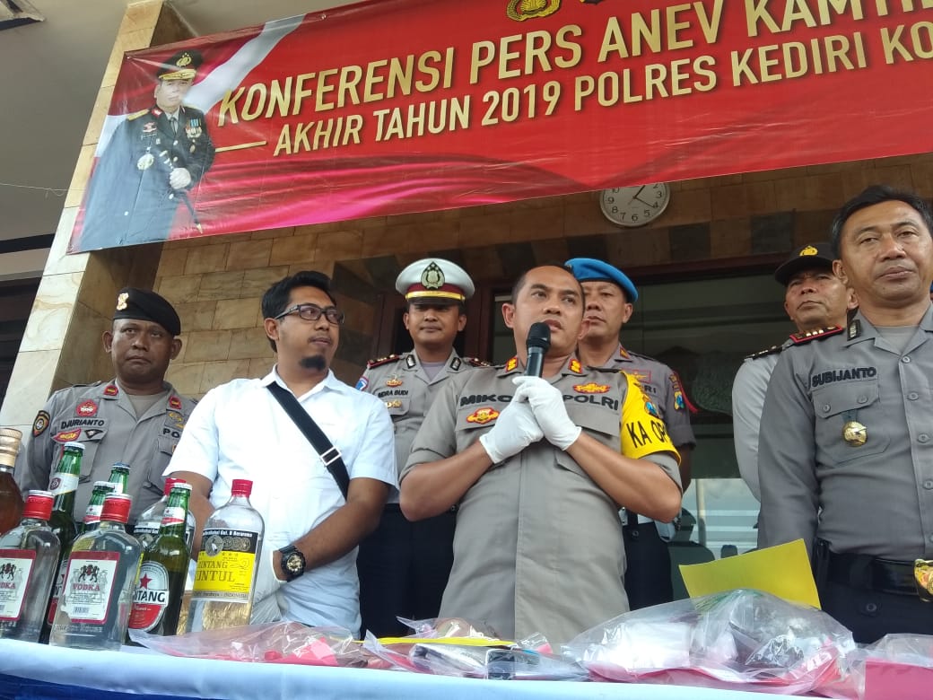 Kapolres Kediri Kota AKBP Miko Indrayana saat memberi keterangan pers terkait pengeroyokan anggota TNI. (Fendi/ngopibareng.id)