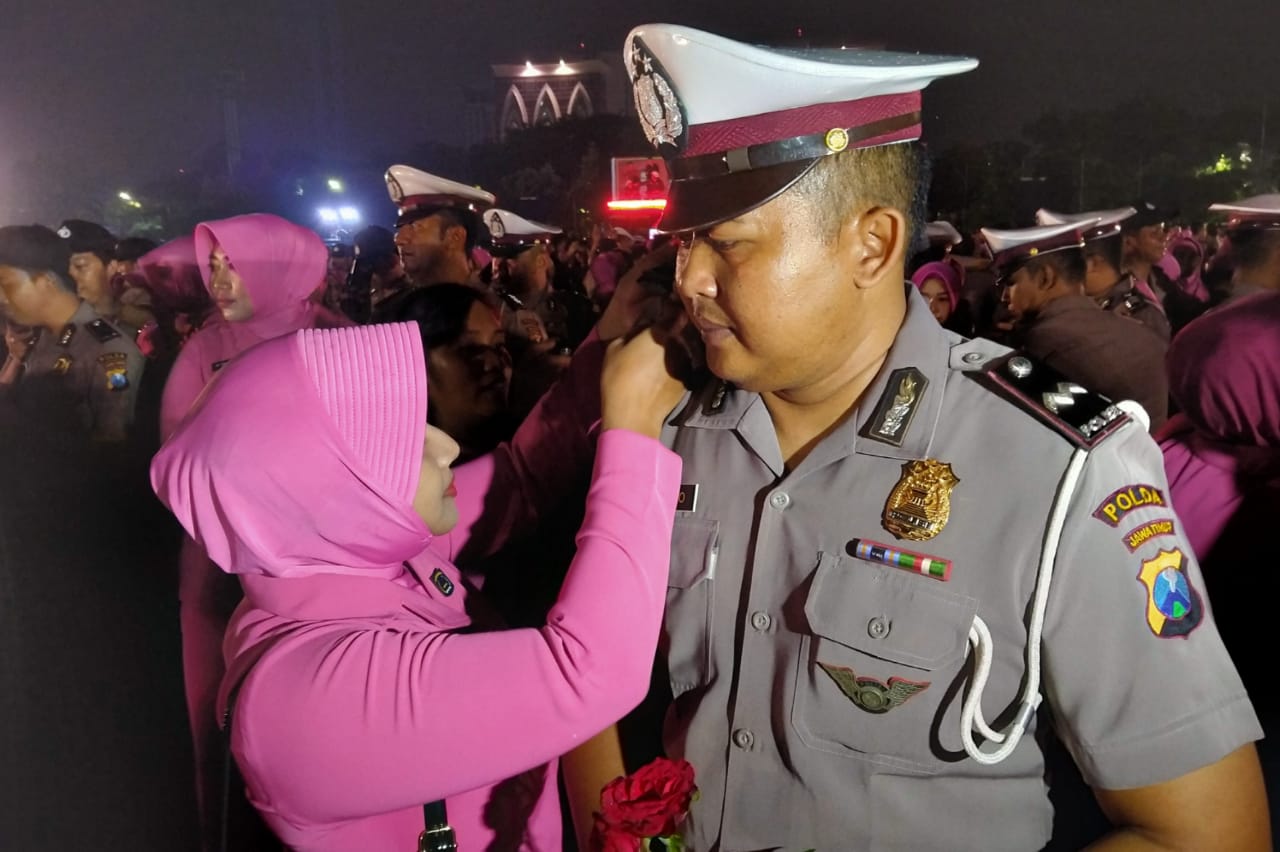 Salah satu anggota dipasangkan pangkat oleh sang istri dalam pengesahan di Mapolda Jatim, Surabaya, Senin 30 Desember 2019. (foto: Fariz/ngopibareng.id)
