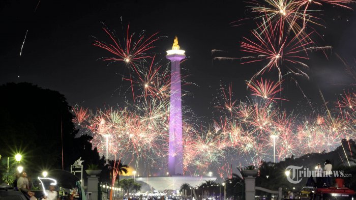 Pesta kembang api di Monas menyambut tahun baru 2019. (Foto: Dokumentasi Pemerintah Provinsi DKI)