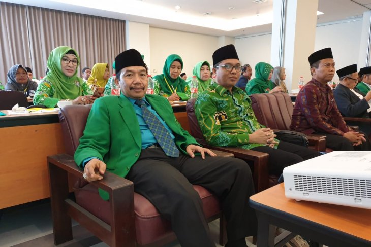 Ketua DPC PPP Surabaya Buchori Imron (kiri) dan Wakil Ketua Badan Legislasi DPR RI dari PPP Achmad Baidowi saat di acara diskusi publik dan pendidikan politik dengan tema Sosialisasi UU Pesantren Nomor 18 Tahun 2019, di Amaris, Surabaya pada 29 Desember lalu. (Foto: Antara)