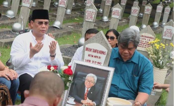 Sejumlah tokoh PDIP ziarah ke makam Taufik Kiemas di Taman Makam Pahlawan Kalibata, Selasa siang. (Foto:Antara)