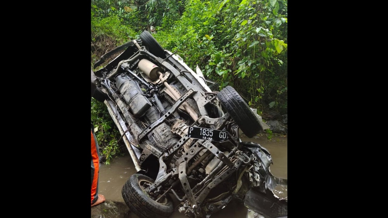 Mobil jenis Toyota Kijang Innova ringsek masuk jurang di  Jalan Raya Malang-Lumajang. (Foto: Istimewa)