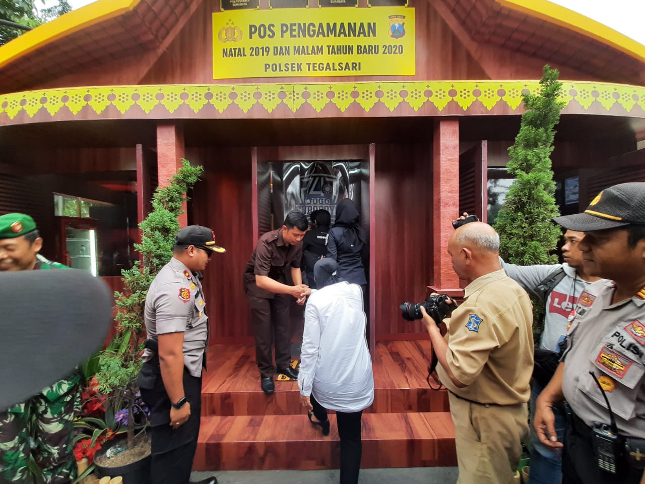 Wali Kota SurabayabTri Rismaharini saat sidak ke POS PAM Polisi Istimewa. (Foto: Alief/ngopibareng.id)