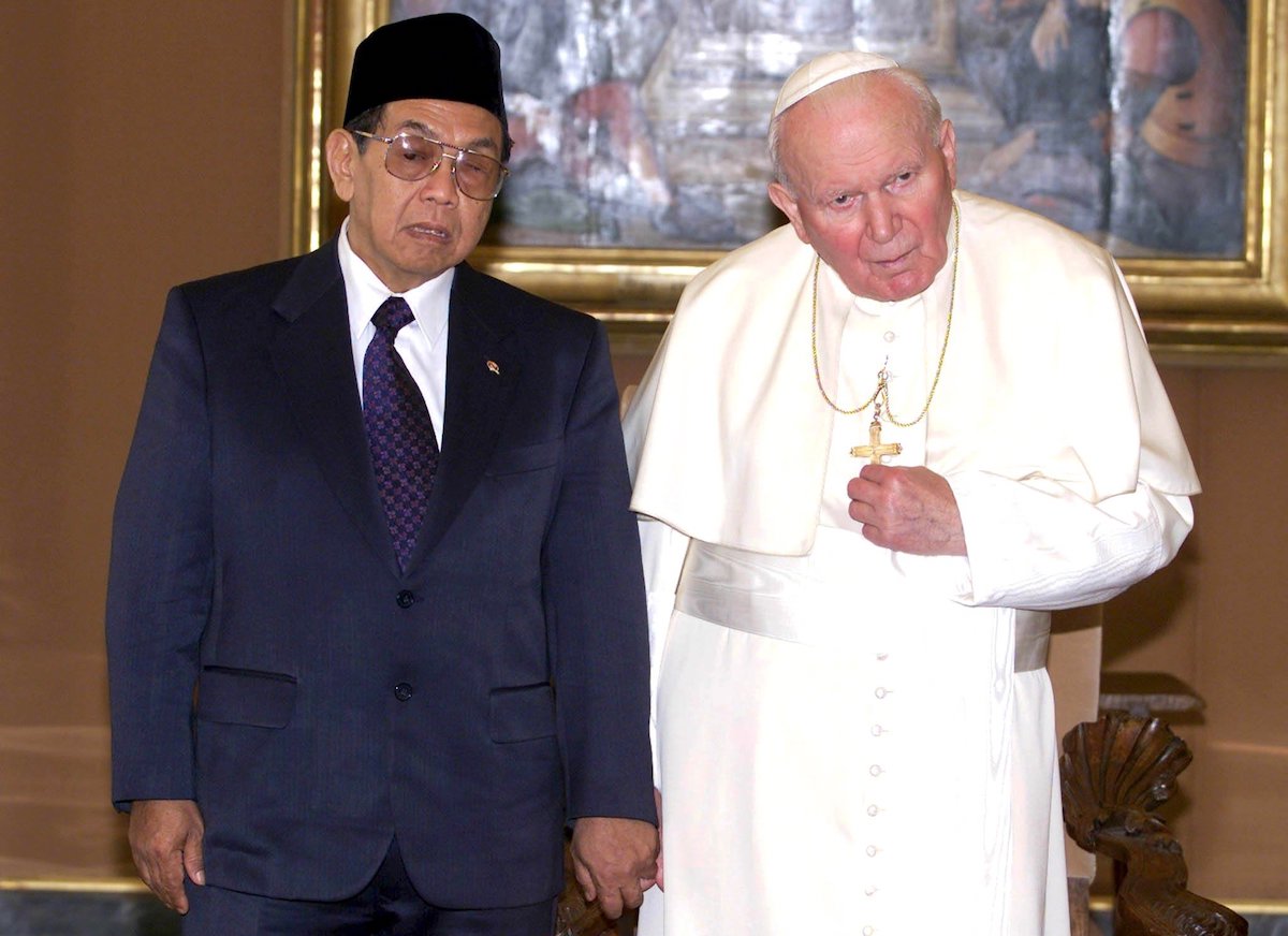 KH Abdurrahman Wahid bersama Paus Yohanes Paulus II di Vatikan. (Foto: The Wahid Institute)