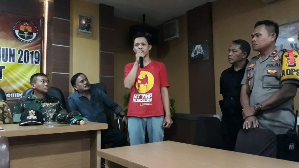 Pelaku Hary Kurniawan memberikan keterangan di depan polisi. (Foto: Ant)